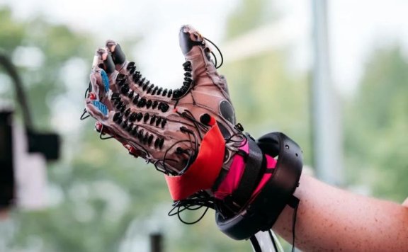 元宇宙公司Meta展示触觉手套,有望在虚拟世界中获得真实触感